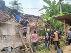 (YANFA ) social community Sagara cibalong laksanakan kegiatan bakti sosialnya terhadap rumah warga ibu seorang diri yg akan roboh karna keusangan bangunan