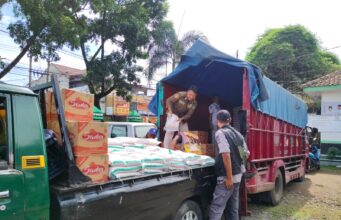 Pemerintah Kabupaten Bandung Salurkan Bantuan Pangan ke Desa Tanjungwangi, Cicalengka