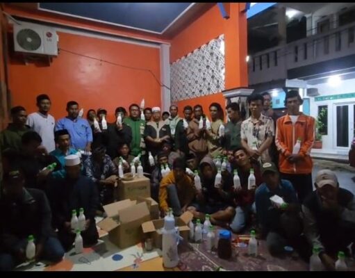 Kerukunan Tani Cimande Membagikan Pupuk Organik cair Kepada Para Anggota Tani